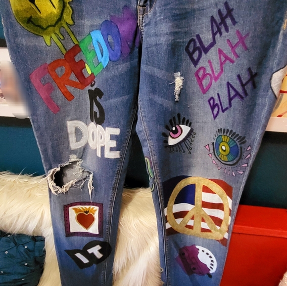 Graffiti Style handpainted boyfriend jeans - Picture 2 of 5